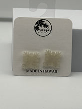 Load image into Gallery viewer, Medium Sized Hawaiian Quilt Studs

