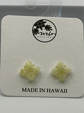 Load image into Gallery viewer, Hawaiian Quilt Stud earrings
